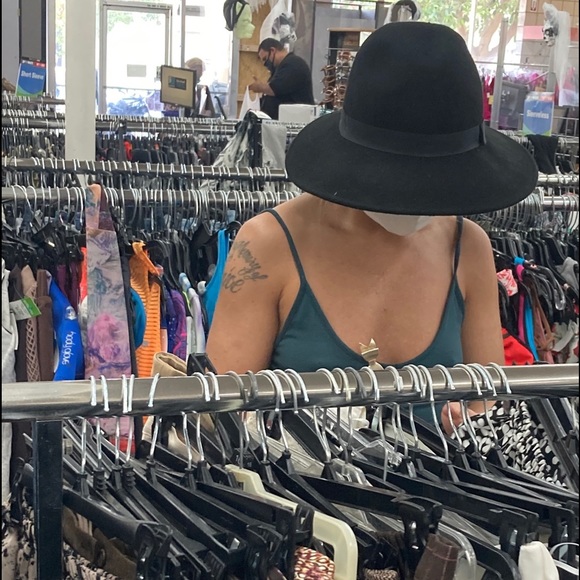 Welcome to my closet !! - Picture 8 of 12